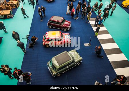 London UK 24. Februar 2023 die ganze Aufmerksamkeit auf sich ziehen. Die drei Mini Coopers, die ursprünglich im Besitz der Beatles waren, werden zum ersten Mal seit 55 Jahren wiedervereinigt. Classic Car Show 24-26. Februar 2023 Paul Quezada-Neiman/Alamy Live News Stockfoto