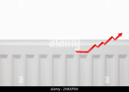 Steigende Energiekosten. Aufsteigender roter Pfeil auf einem Heizkörper. Die Lebenshaltungskostenkrise. Rezessionsinflationskonzept Kopierraum Stockfoto