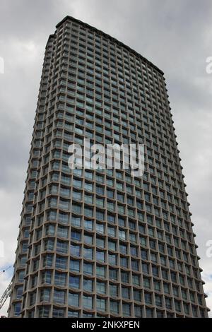 Flachblick auf den Skyscraper Centre Point im Zentrum von London an einem typischen bedeckten Londoner Tag. Denkmalgeschütztes Gebäude - Londons leerer Wolkenkratzer Stockfoto