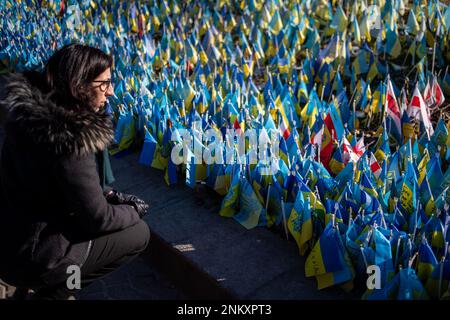 RIMA Abdul-Malak, französischer Kulturminister, zollt in der Nähe der ukrainischen Flaggen Respekt, die zum Gedenken an die während des Krieges in der Nähe des Maidan-Platzes in c getöteten Menschen platziert wurden Stockfoto