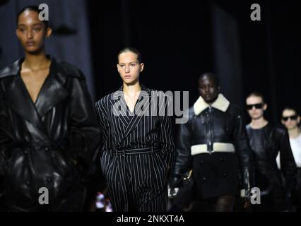 Mailand, Italien. 24. Februar 2023. Models präsentieren Kreationen aus Tods Kollektion für Frauen im Herbst/Winter 2023/2024 auf der Mailänder Fashion Week in Mailand, Italien, am 24. Februar 2023. Kredit: Jin Mamengni/Xinhua/Alamy Live News Stockfoto