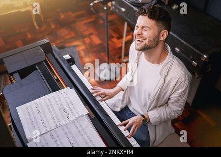 Draufsicht, Klaviermusik und Gesang von Männern, Kreativität und Training für Leistung, Show oder Talent. Männlicher Künstler mit Fähigkeiten, Aufnahmestudio oder Sänger mit Stockfoto