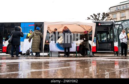 Hamburg, Deutschland. 24. Februar 2023. Mitarbeiter von Hanseatic Help und Hochbahn sammeln Spenden für die Ukraine anlässlich des russischen Angriffs auf den Rathausmarkt. Die russische Armee war am 24. Februar 2022 in die Ukraine eingedrungen. Kredit: Daniel Bockwoldt/dpa/Alamy Live News Stockfoto