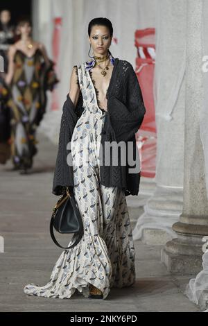 Mailand, Italien. 23. Februar 2023. Models auf der Laufbahn der Etro-Modenschau während der Herbst Winter 2023 Kollektionen Fashion Show auf der Mailänder Modewoche am 23 2023. Februar in Mailand. (Foto: Jonas Gustavsson/Sipa USA) Guthaben: SIPA USA/Alamy Live News Stockfoto