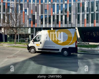 Prag, Tschechische Republik - März 10 2022: Tschechischer Post-Van vor dem Main Point Karlin-Gebäude in Prag. Stockfoto