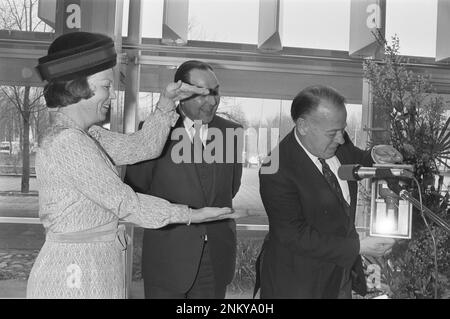 Niederländische Geschichte: Prinzessin Beatrix eröffnet Hiswa 80 in RAI, Amsterdam; Prinzessin Beatrix und Hiswa Chairman Geths (Zentrum) und Baron Collot d'Escury (rechts) ca. 14. März 1980 Stockfoto