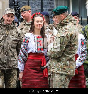 London, Großbritannien. 24. Februar 2023. Larry, die Katze in der Downing Street, tritt nach der Veranstaltung auf und wird von den ukrainischen Soldaten gekuschelt und gestreichelt. Rishi Sunak, Premierminister des Vereinigten Königreichs, hält mit seiner Frau Akashta eine Schweigeminute anlässlich des einjährigen Jahrestags der russischen Invasion der Ukraine. Der Premierminister wird außerhalb der Downing Street 10 von dem ukrainischen Botschafter im Vereinigten Königreich, Mitgliedern der ukrainischen Streitkräfte und Vertretern jeder Interflex-Nation sowie ukrainischen Sängern besucht. Kredit: Imageplotter/Alamy Live News Stockfoto