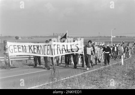 Besetzung von Moerdijk gegen neue Kernkraftwerke; Demonstranten mit Bannern ca. 1985 Stockfoto