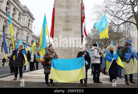London, Großbritannien. 24. Februar 2023. Mitglieder der Öffentlichkeit halten ukrainische Flaggen zu Ehren der Männer, die am Freitag, den 24. Februar 2023, im Cenotaph in London ums Leben kamen. Foto: Hugo Philpott/UPI Credit: UPI/Alamy Live News Stockfoto