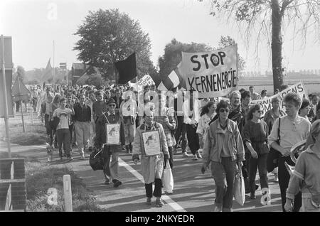 Besetzung von Moerdijk gegen neue Kernkraftwerke; Demonstranten marschieren in Moerdijk Niederlande ca. 1985 Stockfoto