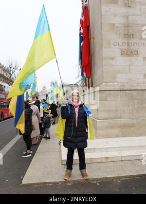 London, Großbritannien. 24. Februar 2023. Mitglieder der Öffentlichkeit halten ukrainische Flaggen zu Ehren der Männer, die am Freitag, den 24. Februar 2023, im Cenotaph in London ums Leben kamen. Foto: Hugo Philpott/UPI Credit: UPI/Alamy Live News Stockfoto