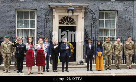 London, Großbritannien. 24. Februar 2023. Der britische Premierminister Rishi Sunak und seine Frau Akshata Murty und der ukrainische Botschafter halten am Freitag, den 24. Februar 2023, in der Downing Street Nr. 10 in London eine Schweigeminute ein. Der Premierminister wird von Mitgliedern der ukrainischen Streitkräfte begleitet, die im Vereinigten Königreich ausgebildet werden. Foto: Hugo Philpott/UPI Credit: UPI/Alamy Live News Stockfoto