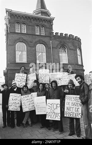 Niederländische Geschichte: Demonstration für ausländische Arbeiter vor dem Ausländerpolizeiamt in A'Dam gegen das sogenannte Gesetz vom 1. November ca. 21. Februar 1980 Stockfoto