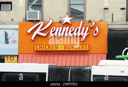 Bronx, NY - 12. Juni 2021: Fassade und Schild von Kennedy's Fried Chicken Fast Food Franchise in einer New York City Street. Stockfoto