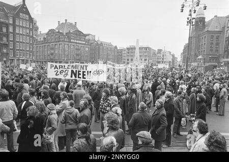 Niederländische Geschichte: Protest auf dem Dam-Platz; Banner lautet "Parlament sagt Nein!" Ca. 4. März 1980 Stockfoto