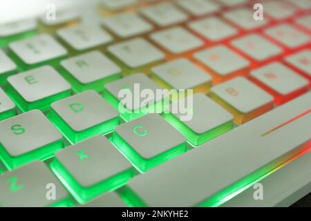 Moderne Tastatur mit RGB-Beleuchtung, Nahaufnahme Stockfoto