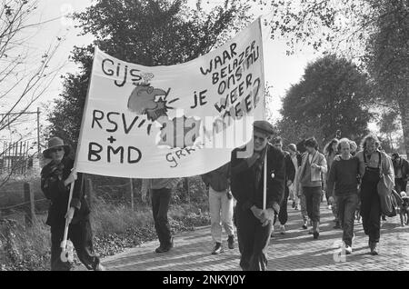 Besetzung von Moerdijk gegen neue Kernkraftwerke; Demonstranten mit Banner Ca. 1985 Stockfoto