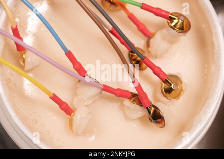 EEG-Elektroden im Gel zur Vorbereitung der Elektroleitung auf die Platzierung am Kopf des Patienten. Stockfoto