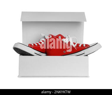 Ein Paar stylische Sportschuhe in einer Box auf weißem Hintergrund Stockfoto