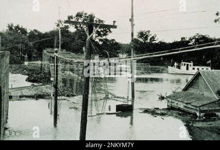 Die große Mississippi-Flut von 1927, Teche Bayou, New Iberia, Louisiana. Dies war das erste aufgezeichnete Erlebnis dieser Art im Teche Bayou Ca. 1927 Stockfoto