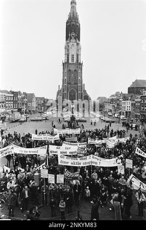 Niederländische Geschichte: Von der FNV organisierter Protest in Delft unter anderem gegen die Lohnmaßnahme; Demonstration der Arbeiter ca. 27. Februar 1980 Stockfoto