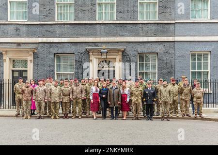 Downing Street, London, Großbritannien. 24. Februar 2023 Der ukrainische Botschafter im Vereinigten Königreich, Vadym Prystaiko, und seine Frau Inna schließen sich Angehörigen der ukrainischen Streitkräfte und Vertretern jeder Interflex-Nation außerhalb der Downing Street 10 an, um den einjährigen Jahrestag der umfassenden russischen Invasion der Ukraine zu feiern. Foto: Amanda Rose/Alamy Live News Stockfoto