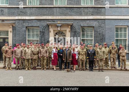 Downing Street, London, Großbritannien. 24. Februar 2023 Larry the Cat schließt sich dem ukrainischen Botschafter im Vereinigten Königreich, Vadym Prystaiko, und seiner Frau Inna an, schließt sich Angehörigen der ukrainischen Streitkräfte und Vertretern jeder Interflex-Nation außerhalb der Downing Street 10 an, um den einjährigen Jahrestag der massiven russischen Invasion in der Ukraine zu feiern. Foto: Amanda Rose/Alamy Live News Stockfoto