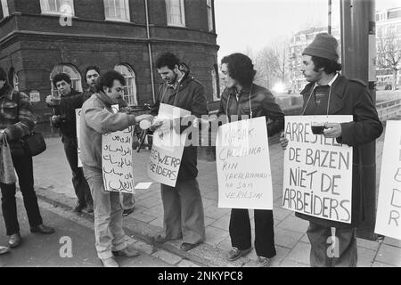 Niederländische Geschichte: Demonstration für ausländische Arbeiter vor dem Ausländerpolizeiamt in A'Dam gegen das sogenannte Gesetz vom 1. November ca. 21. Februar 1980 Stockfoto