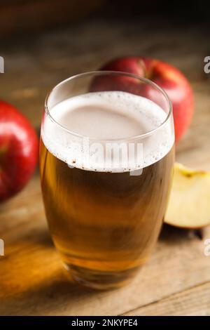Ein Glas köstlicher Apfelwein auf einem Holztisch, Nahaufnahme Stockfoto