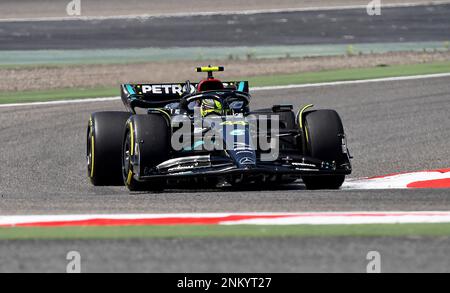 Sakhir, Bahrain. 24. Februar 2023. Motorsport: Formel 1, Test. Lewis Hamilton aus Großbritannien vom Mercedes-Team ist auf der Rennstrecke. Kredit: Hasan Bratic/dpa/Alamy Live News Stockfoto