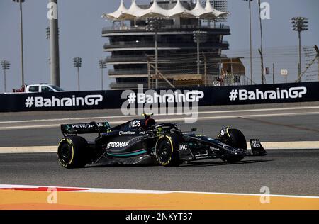 Sakhir, Bahrain. 24. Februar 2023. Motorsport: Formel 1, Test. Lewis Hamilton aus Großbritannien vom Mercedes-Team ist auf der Rennstrecke. Kredit: Hasan Bratic/dpa/Alamy Live News Stockfoto