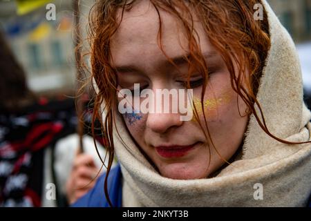 Berlin, Deutschland. 24. Februar 2023. Studenten aus Berlin nehmen an einer Demonstration vor dem Reichstag gegen den russischen Aggressionskrieg in der Ukraine zum Jahrestag des Krieges Teil. Die russische Armee war am 24. Februar 2022 in die Ukraine eingedrungen. Kredit: Paul Zinken/dpa/Alamy Live News Stockfoto