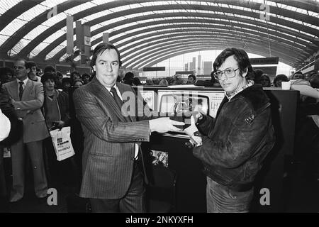 Niederländische Geschichte: Zweirad-RAI 1980 mit Pro Motor Award-Zeremonie für Filmregisseur Paul Verhoeven; während der Preisverleihung, Right Paul Verhoeven Ca. 25. Februar 1980 Stockfoto