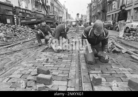 Niederländische Geschichte: Straßenbauer, die nach der Barrikade in Vondelparkbuurt arbeiten; in der Constantijn Huygenstraat ca. 3. März 1980 Stockfoto