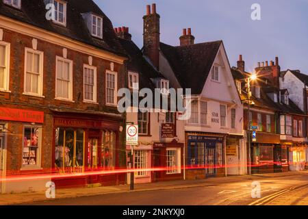 England, Dorset, Blandford Forum, East Street mit georgianischen Shop-Schriften bei Nacht Stockfoto