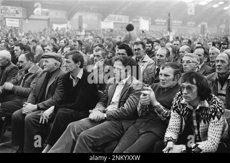 Niederländische Geschichte: Blick auf wütende Bauerntreffen in Zwolle (IJsselhal) Ca. 27. Februar 1980 Stockfoto