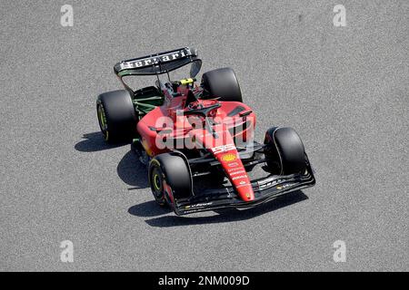 Sakhir, Bahrain. 24. Februar 2023. Motorsport: Formel 1, Test. Carlos Sainz aus Spanien vom Ferrari-Team ist auf dem richtigen Weg. Kredit: Hasan Bratic/dpa/Alamy Live News Stockfoto