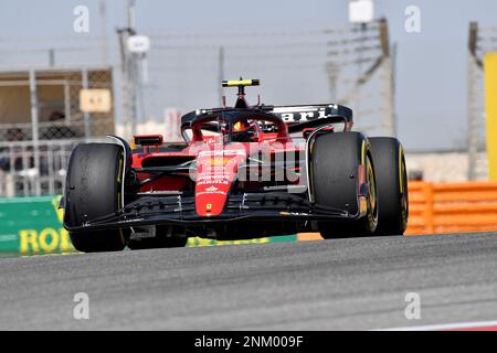 Sakhir, Bahrain. 24. Februar 2023. Motorsport: Formel 1, Test. Carlos Sainz aus Spanien vom Ferrari-Team ist auf dem richtigen Weg. Kredit: Hasan Bratic/dpa/Alamy Live News Stockfoto