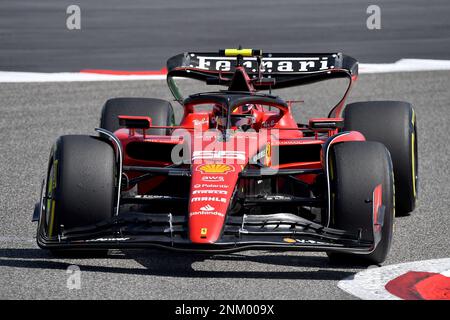 Sakhir, Bahrain. 24. Februar 2023. Motorsport: Formel 1, Test. Carlos Sainz aus Spanien vom Ferrari-Team ist auf dem richtigen Weg. Kredit: Hasan Bratic/dpa/Alamy Live News Stockfoto