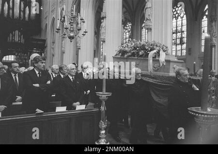 Bestattungsmesse des ehemaligen Premierministers De Quay in Sint Jan in Den Bosch; von links nach rechts Minister Rietkerk, Premierminister Lubbers, De Roy van Zuydewijn Ca. 1985 Stockfoto