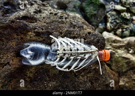 Plastische Verschmutzung des Meeres. Die Natur kämpft mit Müll Stockfoto