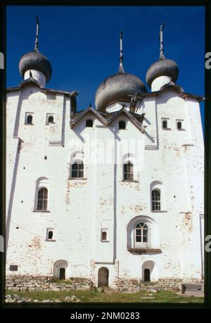 Die Kathedrale der Verklärung des Erlösers, erbaut zwischen 1558 und 66, ist Teil des Solovetski-Klosters auf der Insel Solovetskii. Es ist ein wichtiges russisch-orthodoxes Wahrzeichen mit markanten Zwiebelkuppeln. Stockfoto
