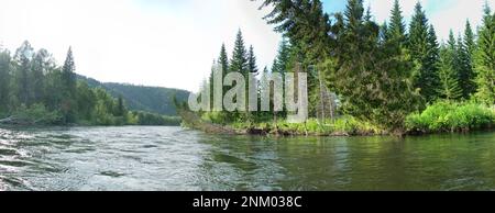 Geographie, Potamologie. Mittelsibirien (Südteil). Panorama von mächtigen Flüssen und Taigawäldern, Sommer, typische koniforme Hügeloreographie (kahlköpfiger Gipfel Stockfoto