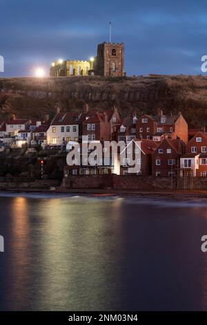 Dämmerung über dem Hafen von Whitby und der Kirche St. Mary, North Yorkshire, England Stockfoto