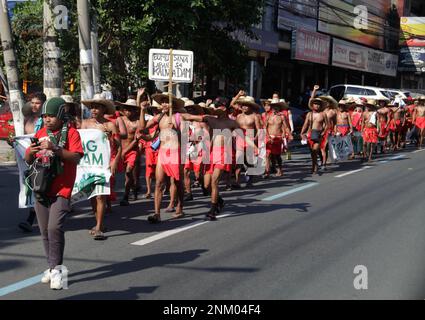 Quezon City, Philippinen. 23. Februar 2023. Etwa 300 Einheimische marschierten von General Nakar in Quezon in Richtung Malacañang-Palast, um gegen den Bau des Kaliwa-Staudamms zu protestieren. (Foto: Edd Castro/Pacific Press) Kredit: Pacific Press Media Production Corp./Alamy Live News Stockfoto