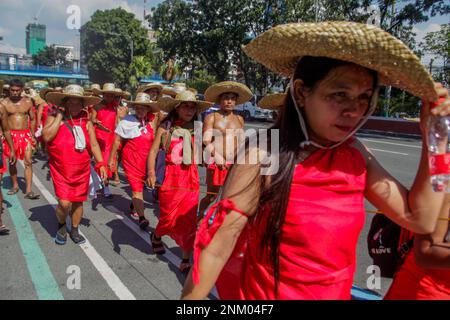 Quezon City, Philippinen. 23. Februar 2023. Etwa 300 Einheimische marschierten von General Nakar in Quezon in Richtung Malacañang-Palast, um gegen den Bau des Kaliwa-Staudamms zu protestieren. (Foto: Edd Castro/Pacific Press) Kredit: Pacific Press Media Production Corp./Alamy Live News Stockfoto
