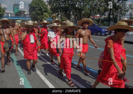 Quezon City, Philippinen. 23. Februar 2023. Etwa 300 Einheimische marschierten von General Nakar in Quezon in Richtung Malacañang-Palast, um gegen den Bau des Kaliwa-Staudamms zu protestieren. (Foto: Edd Castro/Pacific Press) Kredit: Pacific Press Media Production Corp./Alamy Live News Stockfoto