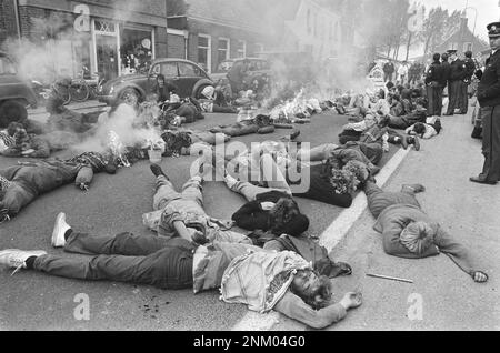 Letzter Tag der Aktion gegen die Kernenergie; Demonstranten lagen auf dem Boden, während Strohpuppen in Brand gesetzt wurden ca. 1985 Stockfoto