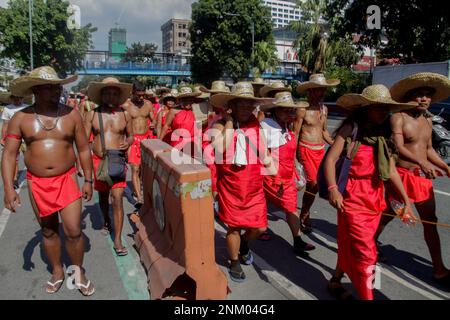 Quezon City, Philippinen. 23. Februar 2023. Etwa 300 Einheimische marschierten von General Nakar in Quezon in Richtung Malacañang-Palast, um gegen den Bau des Kaliwa-Staudamms zu protestieren. (Foto: Edd Castro/Pacific Press) Kredit: Pacific Press Media Production Corp./Alamy Live News Stockfoto