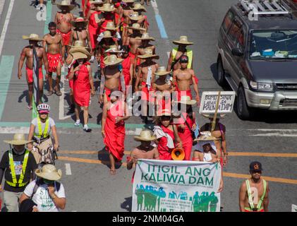 Quezon City, Philippinen. 23. Februar 2023. Etwa 300 Einheimische marschierten von General Nakar in Quezon in Richtung Malacañang-Palast, um gegen den Bau des Kaliwa-Staudamms zu protestieren. (Foto: Edd Castro/Pacific Press) Kredit: Pacific Press Media Production Corp./Alamy Live News Stockfoto